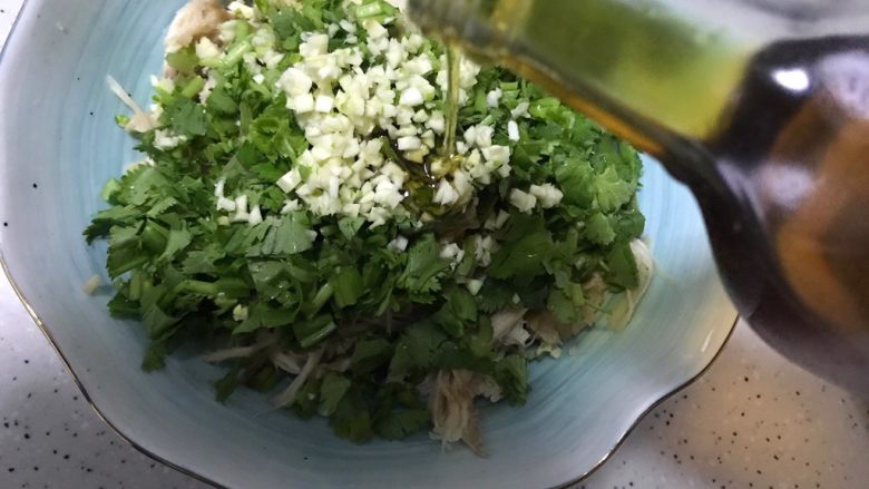 藤椒风味手撕鸡~简易版,淋少许香油