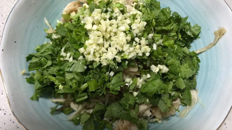 藤椒风味手撕鸡~简易版,加入香菜和大蒜