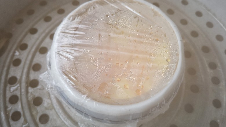 虾仁蒸蛋羹,盖上保鲜膜,再蒸五分钟。