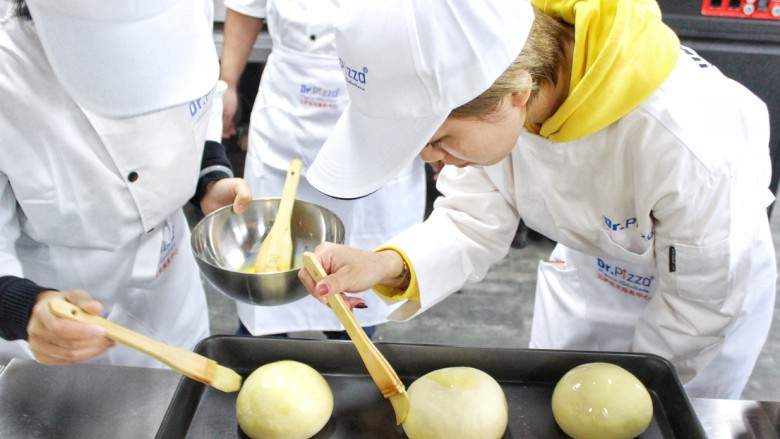 手工汉堡,制作面胚，刷油