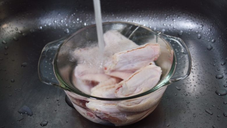 烤鸡翅(日式烧烤味),鸡翅清洗干净后沥干水分。