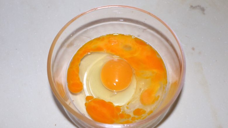 椒盐蘑菇,鸡蛋打入碗内