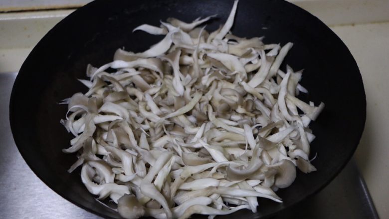 椒盐蘑菇,在热锅内加热一下,去除多余水分