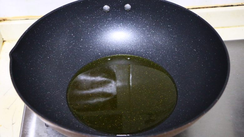 椒盐蘑菇,锅内倒入适量食用油,然后进行加热