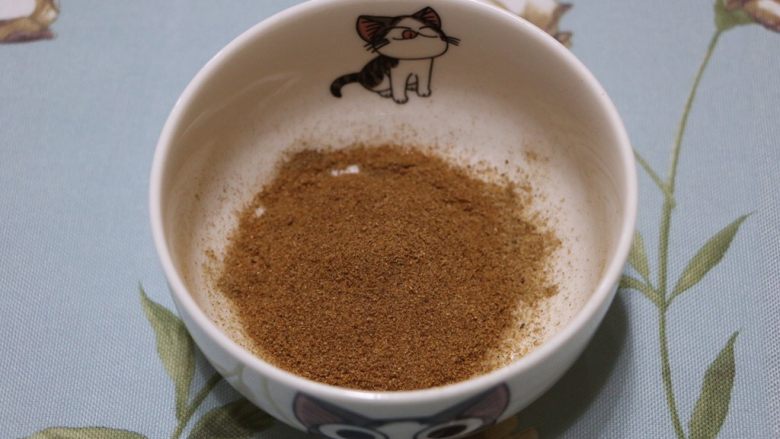 椒盐蘑菇,准备好椒盐,一层一层少量洒在炸好的蘑菇上