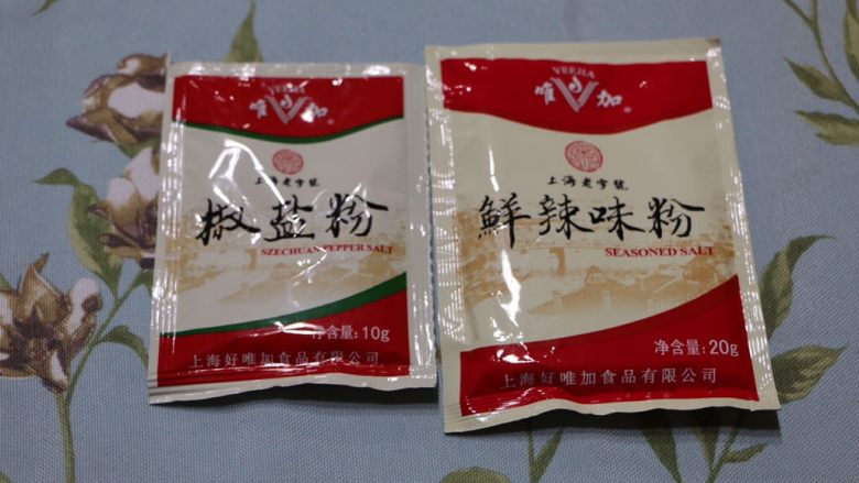 椒盐蘑菇,蛋液中加入少量<a style='color:red;display:inline-block;' href='/shicai/ 704'>椒盐</a>和鲜辣味粉