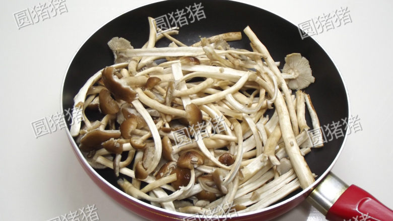 干锅茶树菇,锅子烧热,干锅放入沥干水份的茶树菇干煸出水份。