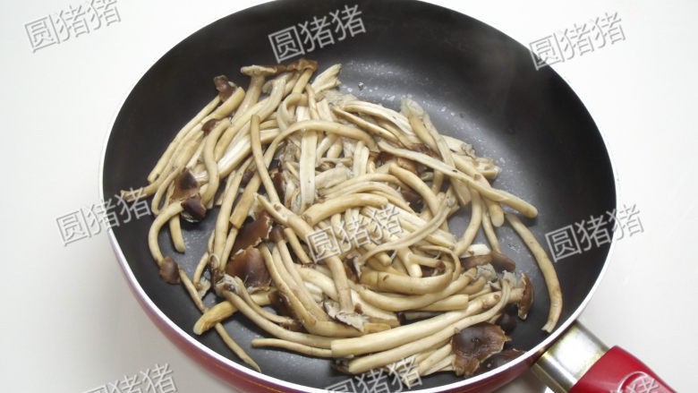 干锅茶树菇,一直到茶树菇变软身,水份炒出来。