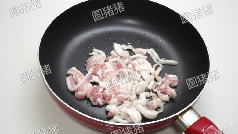 干锅茶树菇,炒锅烧热,下少许油,放入五花肉条煸炒至转白色。