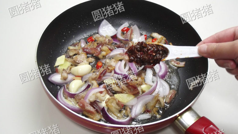 干锅茶树菇,下入洋葱,红椒段,<a style='color:red;display:inline-block;' href='/shicai/ 46599'>红油豆瓣酱</a>1大匙炒出红油。