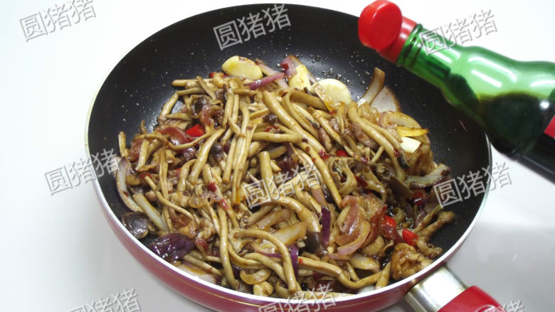 干锅茶树菇,加入挤干的茶树菇，砂糖，<a style='color:red;display:inline-block;' href='/shicai/ 762'>老抽</a>，生抽，<a style='color:red;display:inline-block;' href='/shicai/ 756'>鸡精</a>调味，翻炒几下，临出锅前沿锅边淋入少许<a style='color:red;display:inline-block;' href='/shicai/ 768'>香醋</a>。