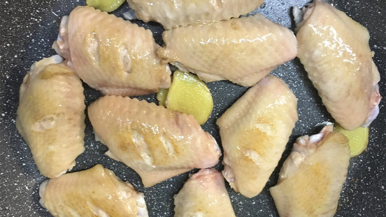 诱人的可乐鸡翅,起锅烧油,锅内加入一勺油(如果是使用的不粘锅或者不喜欢油腻的小伙伴可以选择不加油哦)。等油六层热的时候,大概就是锅烧半分钟左右后把鸡翅跟生<a style='color:red;display:inline-block;' href='/shicai/ 37'>姜</a>放入锅里煸炒,炒到鸡翅断生,并且两边金黄色,放入<a style='color:red;display:inline-block;' href='/shicai/ 718'>料酒</a>去腥,过后加入<a style='color:red;display:inline-block;' href='/shicai/ 788'>生抽</a>,<a style='color:red;display:inline-block;' href='/shicai/ 762'>老抽</a>,<a style='color:red;display:inline-block;' href='/shicai/ 911'>可乐</a>调味,盐可作为最后调整口感选择使用。