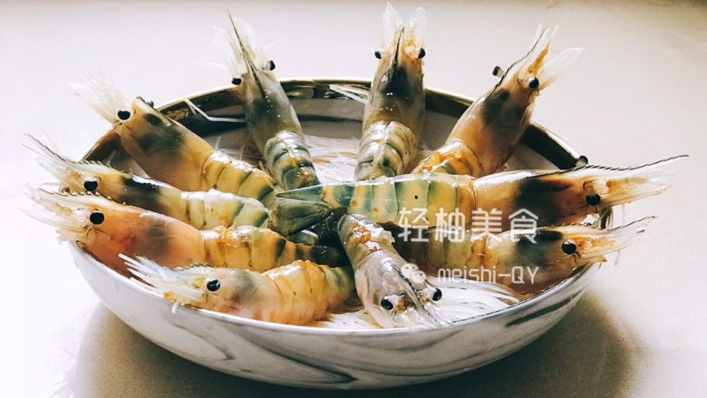 蒜蓉粉丝开背虾,找一个碟子,把做好的粉丝铺在盘底,把腌制好的虾铺在粉丝上面