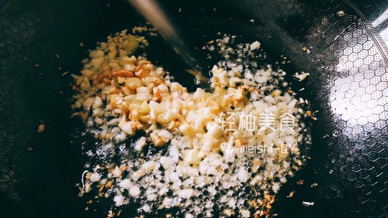蒜蓉粉丝开背虾,蒜切成碎末,锅中倒入底油,油四五成熟的时候倒入一半蒜末,小火炒制,炒制过程中要不断翻拌蒜末使其受热均匀,当蒜末煸炒出香味且颜色呈现浅黄色的时候可以关火,放入少许盐和另一半蒜末用余温翻炒