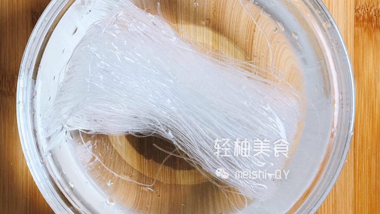蒜蓉粉丝开背虾,<a style='color:red;display:inline-block;' href='/shicai/ 523'>粉丝</a>用清水泡发30分钟,捞起沥干水,放入盘中备用