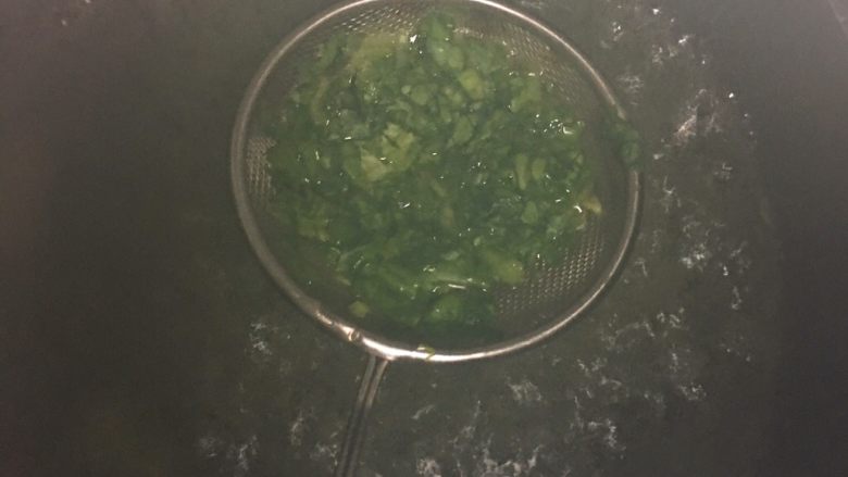 豆腐鸡肉丸,2️⃣ 为了防止草酸钙和豆腐蛋白质反应,油麦菜需要烫一下,我是直接放入热水中烫1 2分钟。