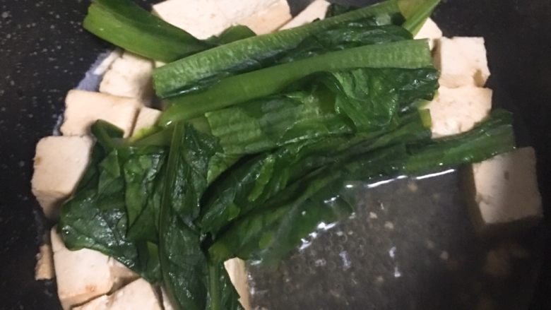 豆腐鸡肉丸,5️⃣ 加入起初悼水的油麦菜翻炒1分钟。