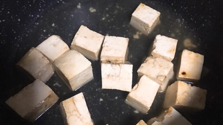豆腐鸡肉丸,4️⃣ 加入小半碗水,小火盖锅煮4、5分钟。