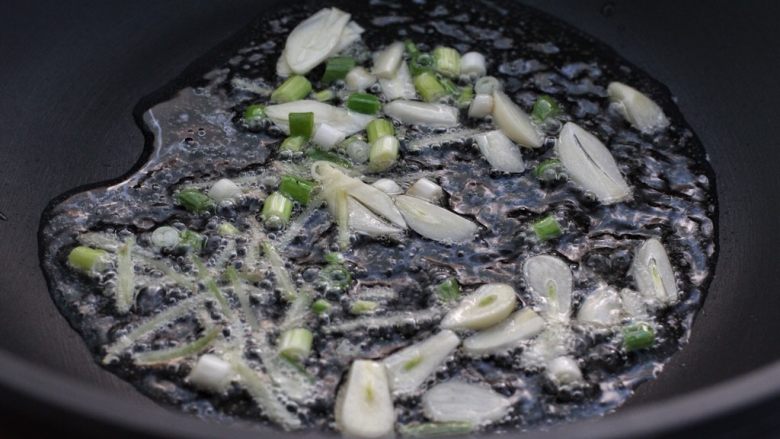 茄汁糖醋鲈鱼,锅留底油放入葱花、姜丝和蒜片,小火炒香