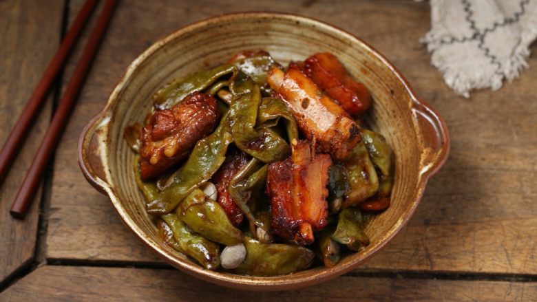 红烧排骨炖豆角,一道美味下饭的红烧排骨炖豆角就完成了,排骨香、豆角嫩,太好吃了!