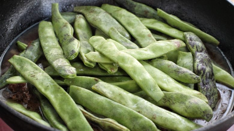 红烧排骨炖豆角,接着放入豆角,继续炖煮20分钟至豆角软烂