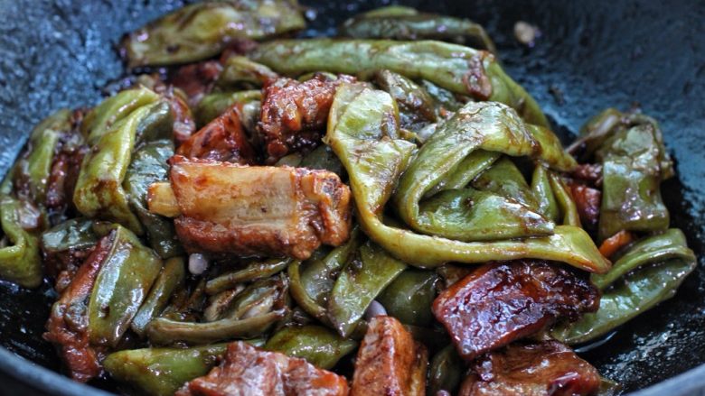 红烧排骨炖豆角,最后改大火翻炒收汁,盛出装盘即可