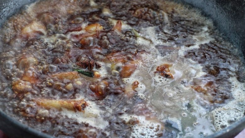 红烧排骨炖豆角,倒入清水没过排骨,投入八角,烧开后改中小火炖煮约四十分钟