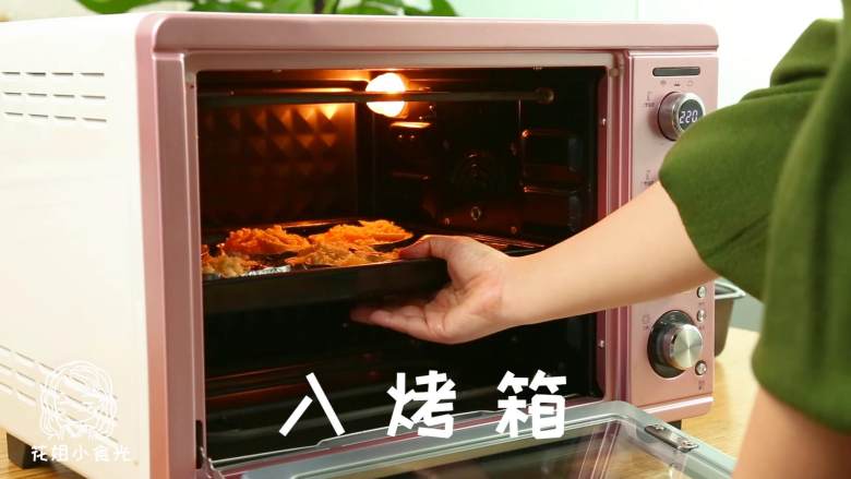 迷你披萨24m+辅食,放入烤箱,上下火220度,烤10分钟,取出。