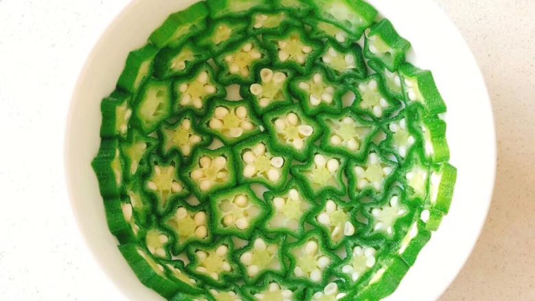 秋葵土豆泥,秋葵切片铺在碗中,碗别太大