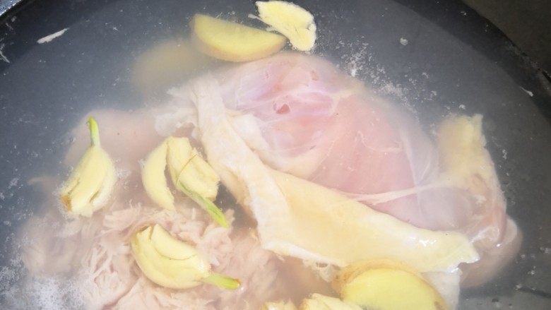 效仿白斩鸡,首先鸡胸肉鸡腿,用叉子插一插,好入味
泡在水里多泡一会。
冷水下锅,放肉放入姜蒜少许盐,不放油