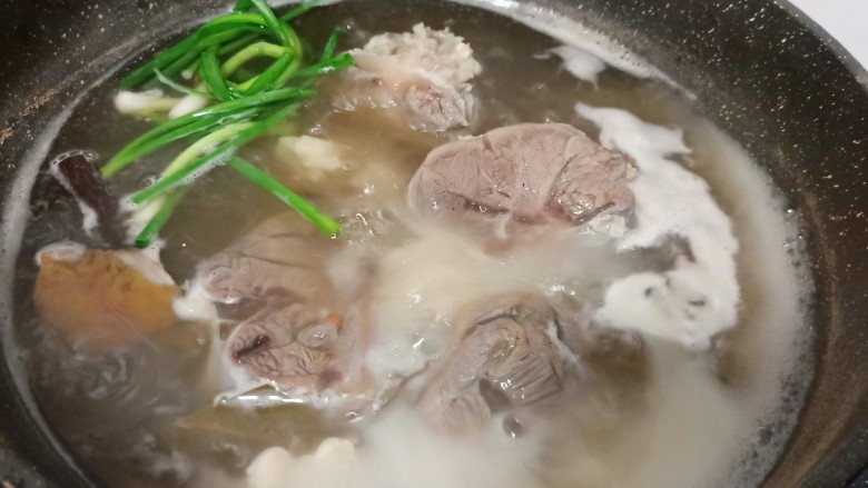 酸爽开胃《酸菜肉丝面》,牛腱子冷水下锅煮、水开撇去沫子、加香料一起中小火慢慢炖。