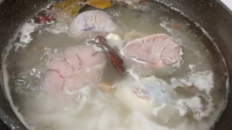 酸爽开胃《酸菜肉丝面》,牛肉炖至筷子可以扎进加就可以起锅,肉汤可以当做高汤用。