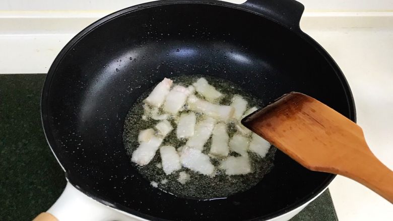 干锅花菜,开火,往炒锅中倒入适量食用油,油烧至三成热时,加入五花肉,直至五花肉爆出油,肉色变白。