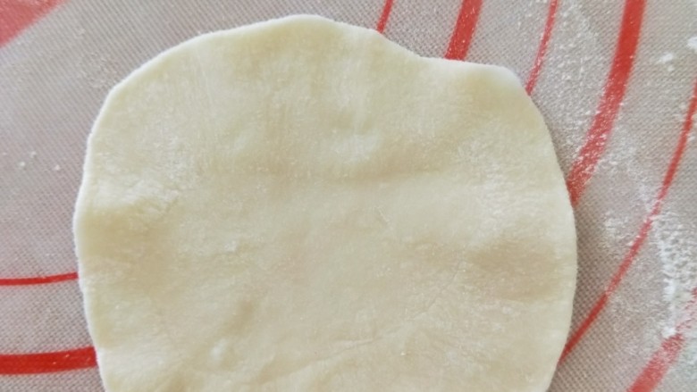 脆皮韭菜香~冰花煎饺,再用擀面杖擀成薄片。