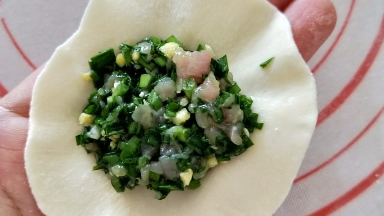 脆皮韭菜香~冰花煎饺,放适量<a style='color:red;display:inline-block;' href='/shicai/ 92196'>韭菜馅</a>。