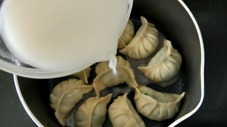 脆皮韭菜香~冰花煎饺,然后把刚才调好的面粉水缓缓倒入锅里。