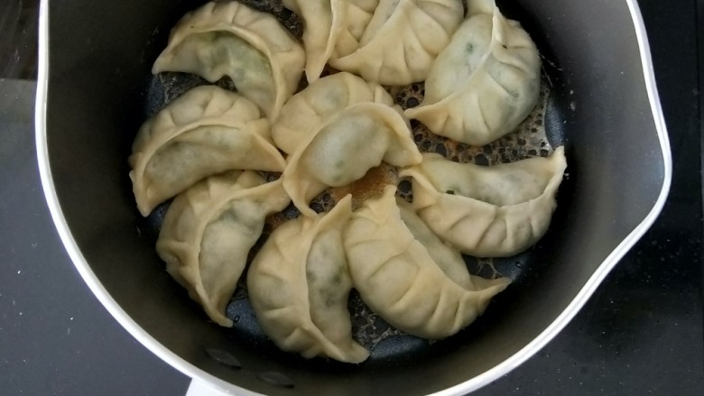 脆皮韭菜香~冰花煎饺,盖上盖子,小火煎至水干,饺子底部金黄即可。