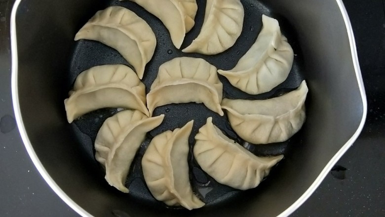 脆皮韭菜香~冰花煎饺,拿出不粘小奶锅,放少许食用油。然后码放好饺子,转小火。