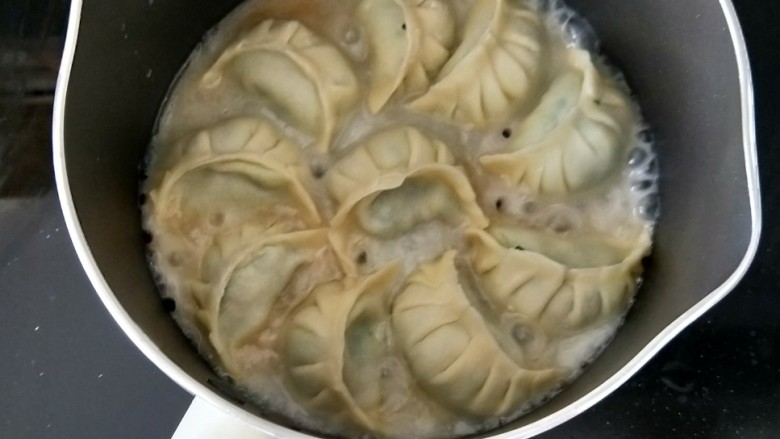 脆皮韭菜香~冰花煎饺,加入水的量没过饺子的三分之一即可。