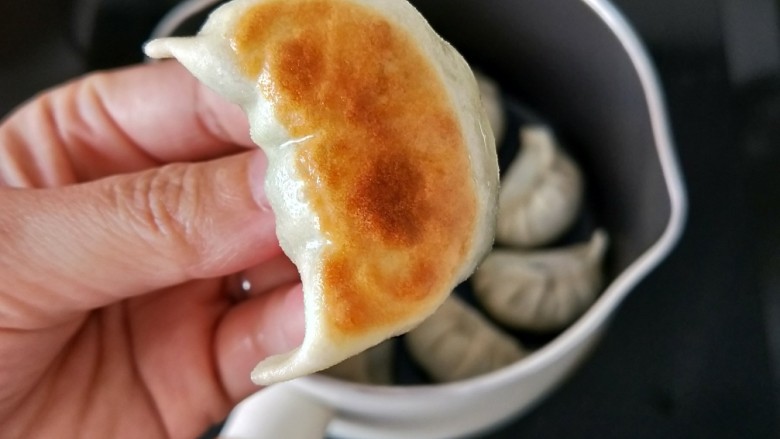 脆皮韭菜香~冰花煎饺,慢慢剪到饺子底部金黄,如图。
