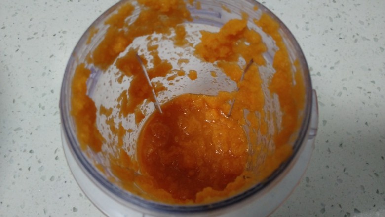胡萝卜鸡肉蒜黄饺子,<a style='color:red;display:inline-block;' href='/shicai/ 25'>胡萝卜</a>加<a style='color:red;display:inline-block;' href='/shicai/ 156925'>水</a>榨汁。