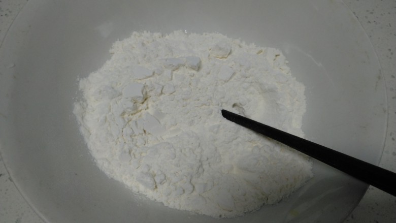 胡萝卜鸡肉蒜黄饺子,<a style='color:red;display:inline-block;' href='/shicai/ 519'>面粉</a>准备好。