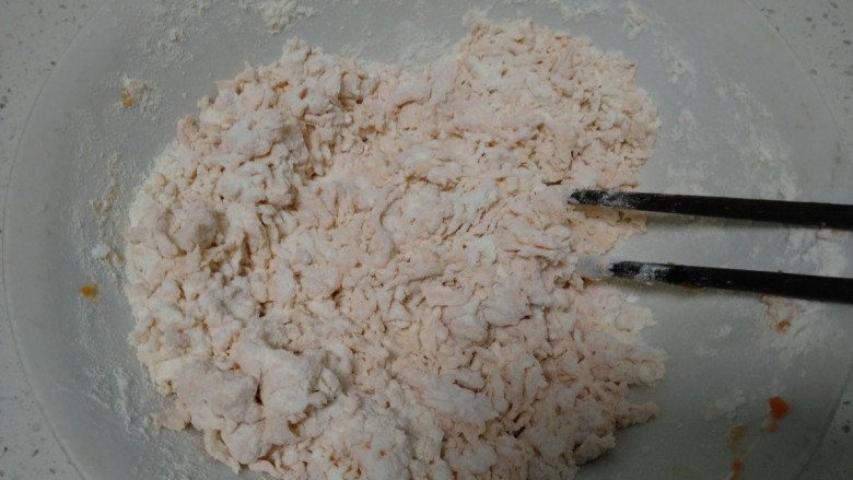 胡萝卜鸡肉蒜黄饺子,一边搅拌一边加入胡萝卜汁,搅拌成絮状。