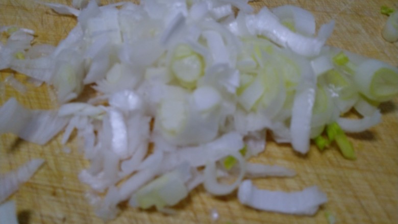 胡萝卜鸡肉蒜黄饺子,<a style='color:red;display:inline-block;' href='/shicai/ 138'>大葱</a>切碎。