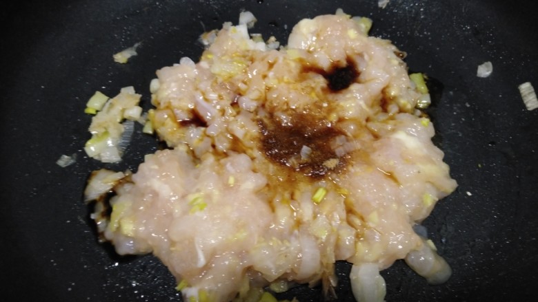 胡萝卜鸡肉蒜黄饺子,倒入锅中，加入<a style='color:red;display:inline-block;' href='/shicai/ 788'>生抽</a>、盐、<a style='color:red;display:inline-block;' href='/shicai/ 756'>鸡精</a>、<a style='color:red;display:inline-block;' href='/shicai/ 829'>十三香</a>。