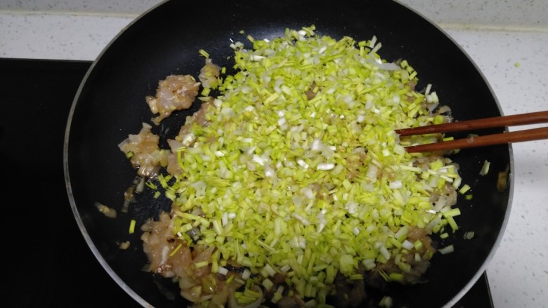 胡萝卜鸡肉蒜黄饺子,加入蒜黄,加入适量盐。