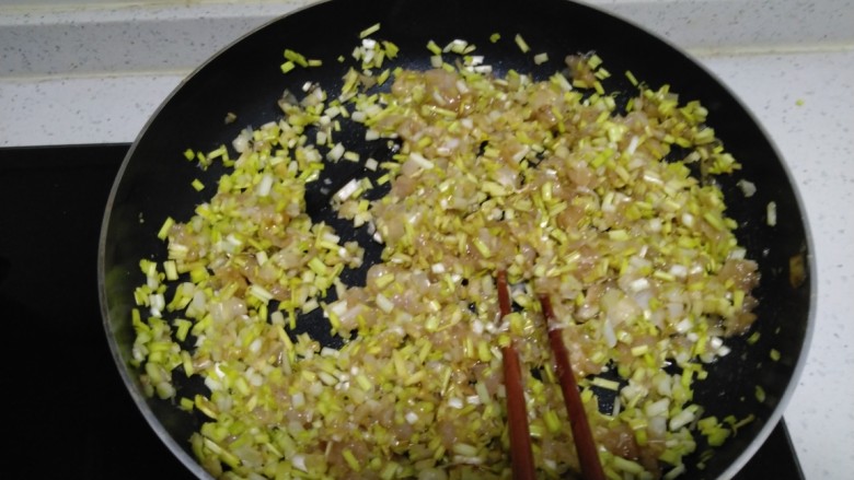 胡萝卜鸡肉蒜黄饺子,搅拌均匀。