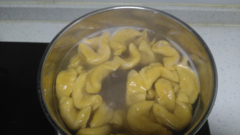 胡萝卜鸡肉蒜黄饺子,水开后,放入饺子,转中火煮5分钟。