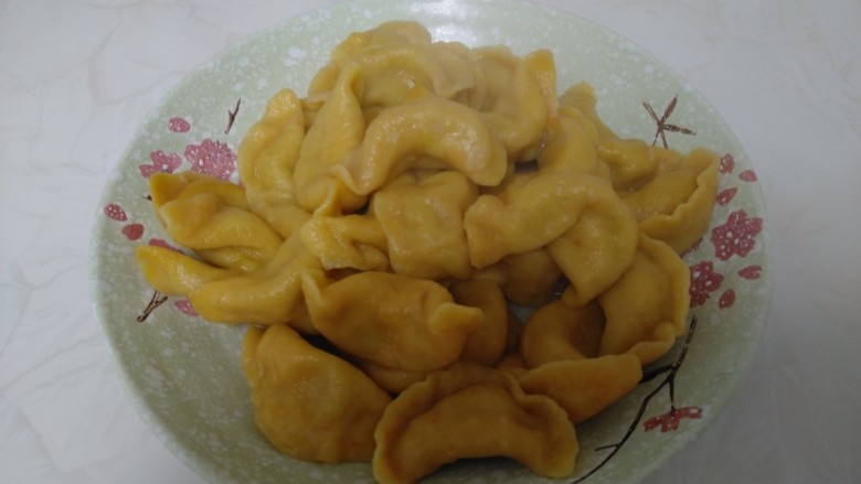胡萝卜鸡肉蒜黄饺子,捞出。