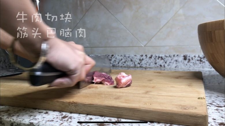 红烧牛肉面——附重庆小面调料和普通牛肉面调料,<a style='color:red;display:inline-block;' href='/shicai/ 216'>牛肉</a>切大块。我喜欢用筋头巴脑肉,有肥有瘦也有肉筋。